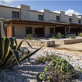 2 bedroom seaside apartments with shared pool, sleeps 4-5